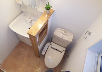  サニタリールーム 洗面化粧台とトイレを一緒にしました。トイレでくつろぐ方のため？間の仕切壁には雑誌を入れるポケットがあるんです。