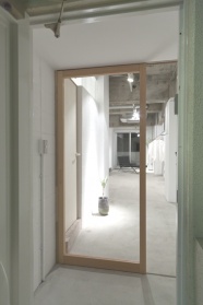 エントランスには風除室。その奥には大きな空間が広がります